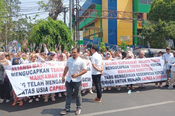 Aliansi Masyarakat Jakarta Timur Bagi-bagi Bunga Mawar, Ali Lubis: Syukuran Putusan MK - JPNN.COM