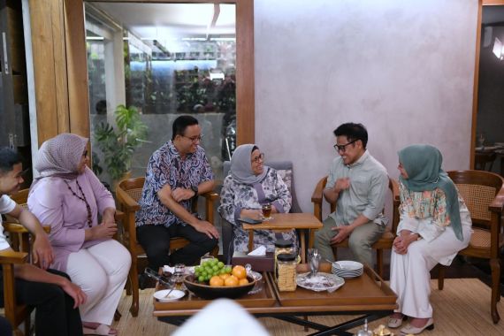 Beda Sendiri, AMIN Asyik Bersantai Bareng Keluarga Menjelang Pendaftaran Pilpres - JPNN.COM