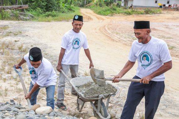 Tuan Guru Sahabat Ganjar Bantu Pembangunan Masjid Nurul Iman - JPNN.COM
