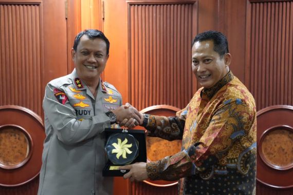 Kapolda Banten Dapat Penghargaan dari Buwas Setelah Bongkar Mafia Beras - JPNN.COM
