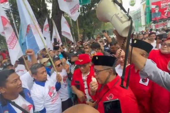 Massa Mendatangi Kantor PDIP Saat Mahfud MD Diumumkan Menjadi Bakal Cawapres - JPNN.COM