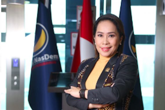 Ratu Wulla Bangga Paket AMIN Pakai Syal Bermotif Kain Sumba Saat Daftar Pilpres 2024 - JPNN.COM