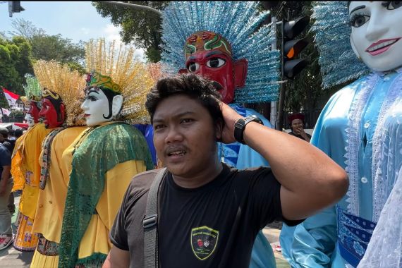 Wajah Semringah Penari Ondel-Ondel Betawi Pengantar Ganjar-Mahfud ke KPU - JPNN.COM