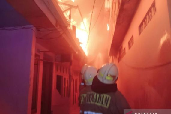 Gegara Obat Nyamuk 20 Rumah di Rawamangun Terbakar - JPNN.COM