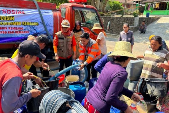 Bantu Masyarakat saat Kemarau Panjang, SIG Salurkan 906 Ribu Liter Air Bersih - JPNN.COM