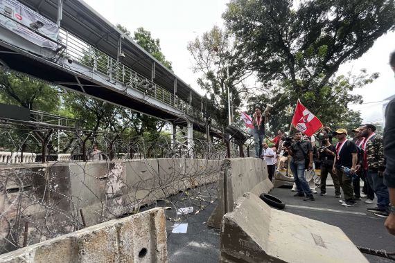 Mahasiswa yang Demo Jokowi di Patung Kuda Mulai Bakar Ban dan Robohkan Barikade - JPNN.COM