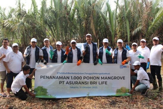 Kurangi Emisi Karbon di Kawasan Ekowisata, BRI Life Tanam Seribu Pohon Mangrove - JPNN.COM