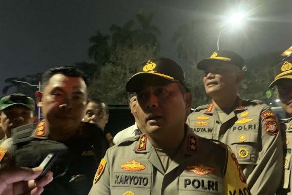 Mahasiswa Bakar Ban saat Demo 9 Tahun Jokowi Presiden, Kapolda: Bikin Polusi - JPNN.COM