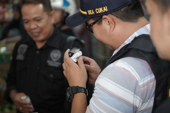 Lewat Operasi Pasar, Bea Cukai Awasi Peredaran Rokok Ilegal di Malang dan Makassar - JPNN.COM