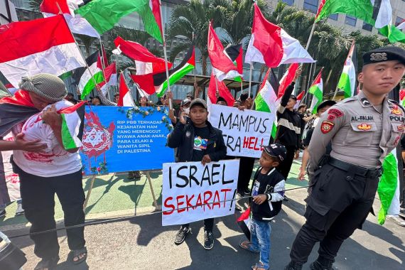 Ratusan Massa Membeludak di Depan PBB Jakarta, Kecam Genosida Israel di Palestina - JPNN.COM