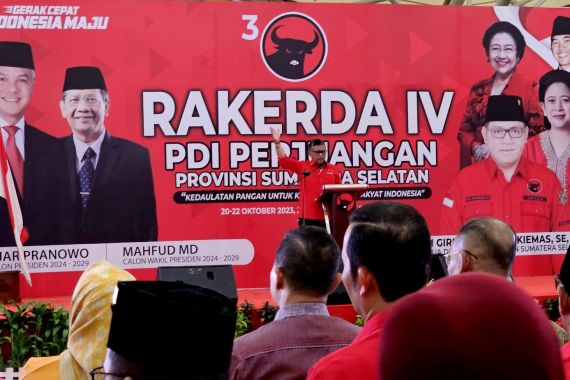 Hasto Ungkap Kontemplasi Megawati dengan Tasbih Merah Sebelum Memilih Mahfud - JPNN.COM