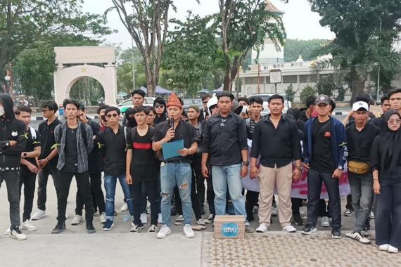 Aliansi Pemuda Demo di Monpera Palembang, Tolak Dinasti Politik Kekeluargaan - JPNN.COM