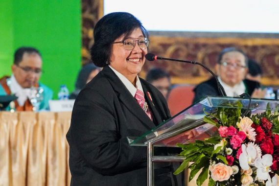 Menteri LHK Siti Nurbaya Bicara Soal Turbulensi dan Paradigmatik Pembangunan Kehutanan Indonesia - JPNN.COM