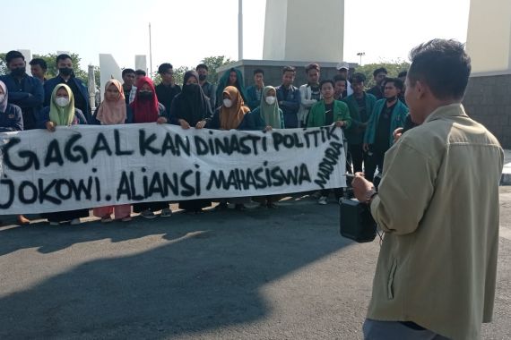 Mahasiswa Jatim Demo Serentak, Tolak Putusan MK yang Bisa Muluskan Dinasti Politik - JPNN.COM
