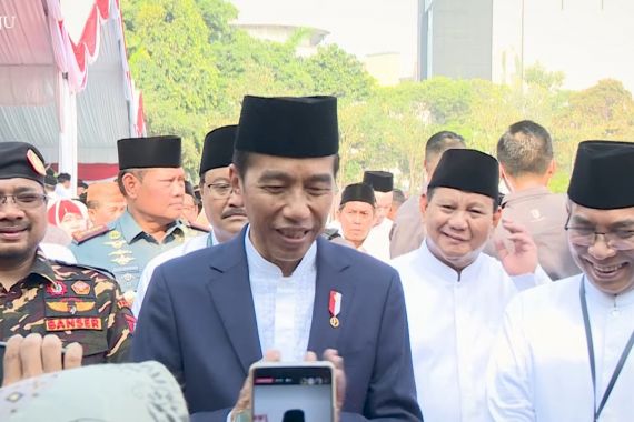 Jokowi Restui Gibran, Prabowo di Belakang Tersenyum - JPNN.COM
