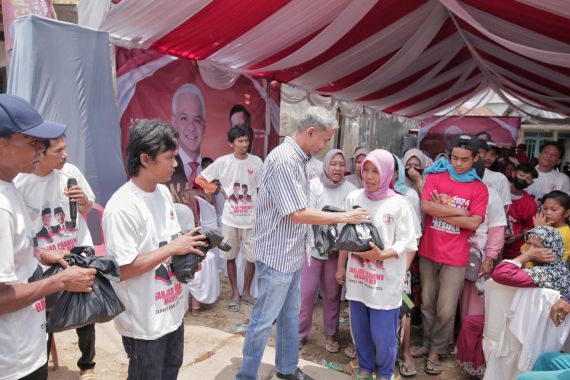 Paket Sembako Murah dari Sukarelawan Ganjar Bantu Ringankan Beban Nelayan Pandeglang - JPNN.COM