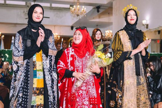 Frida Aulia Sharing Indahnya Batik Indonesia di Luar Negeri - JPNN.COM