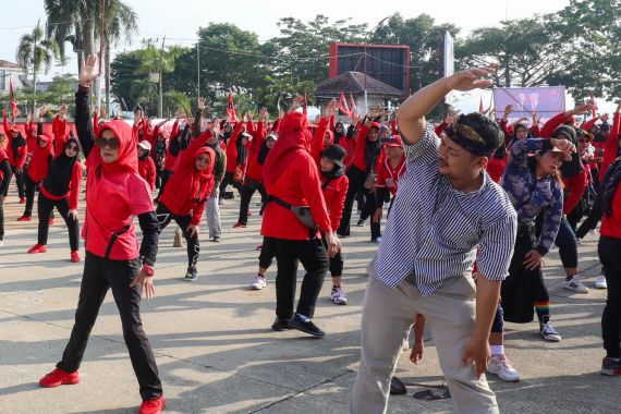 Senam Sehat dari Santri Ganjar Jadi Ajang Silaturahmi Warga Kukar - JPNN.COM