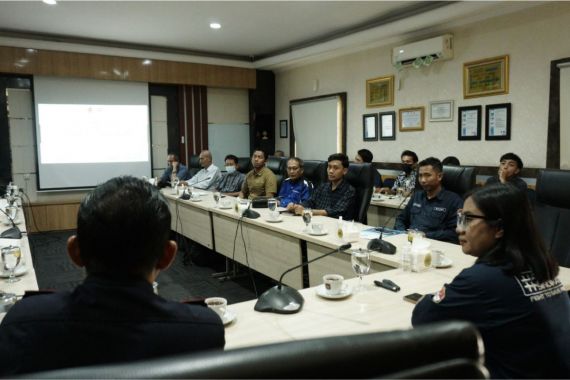 Gandeng BP3MI dan PJT, Bea Cukai Tanjung Perak Bahas Mekanisme Barang Kiriman PMI - JPNN.COM