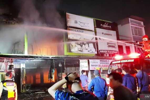 Kebakaran Melanda 4 Ruko Mebel di Tangerang, Kerugian Ratusan Juta Rupiah - JPNN.COM