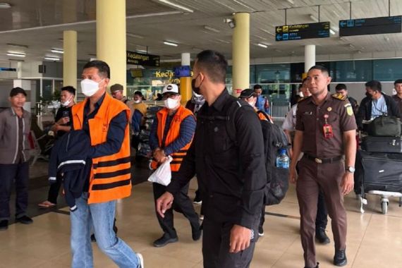 KPK Gelandang 5 Tersangka Korupsi Uang Ketok Palu RAPBD ke Lapas Jambi - JPNN.COM