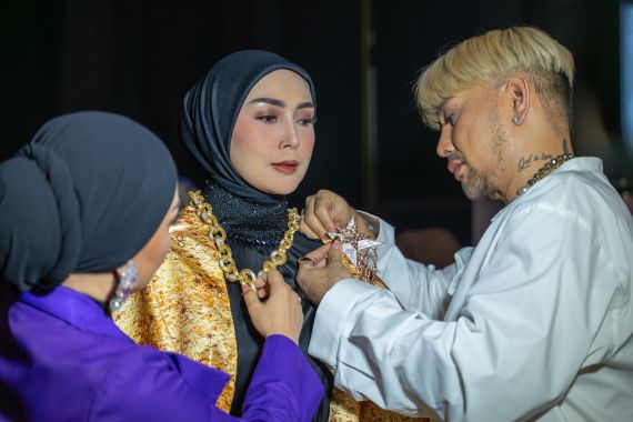 Kolaborasi UBS Gold dan Caren Delano Libatkan 3 Brand Baju Muslim - JPNN.COM