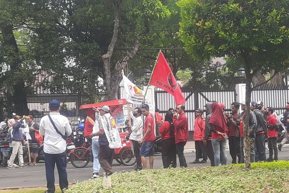 Prabowo dan Gibran Mendaftar ke KPU, Ada Massa Bawa Atribut PDIP - JPNN.COM