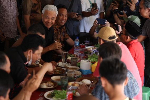 Ganjar Tampung Curhat Sopir Angkot Saat Makan Siang di Terminal, Begitu Akrab - JPNN.COM