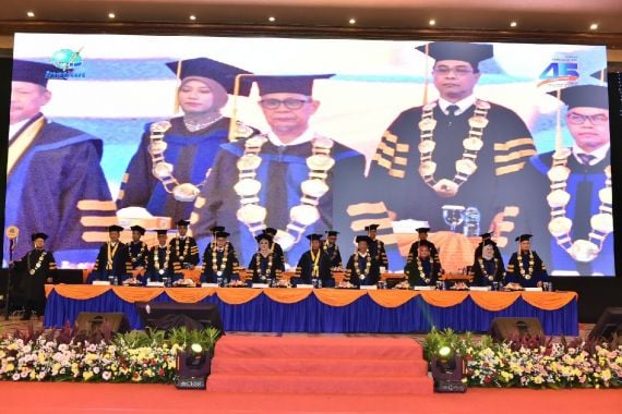 Institut STIAMI Luluskan Ribuan Wisudawan, Rektor: Jaga Integritas, Jauhi Korupsi - JPNN.COM