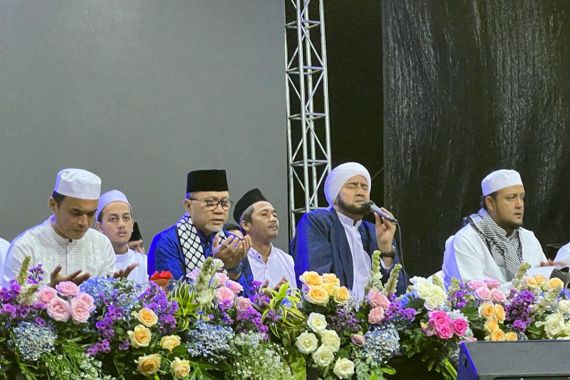 Solo Raya Berselawat Bersama Habib Syech, Zulhas Doakan Indonesia dan Palestina - JPNN.COM