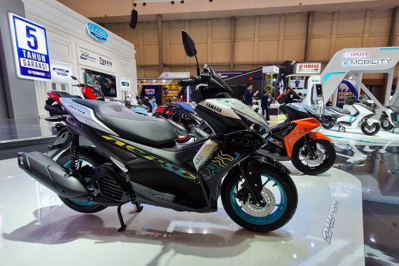New Yamaha Aerox 155 Tampil Modis di Lantai IMOS 2023, Cek Harganya di Sini - JPNN.COM