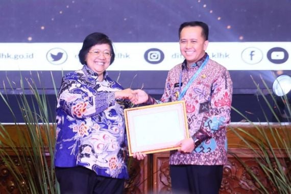 Selamat, Pj Gubernur Sumsel Agus Fatoni Terima Penghargaan ProKlim 2023 dari Menteri LHK - JPNN.COM