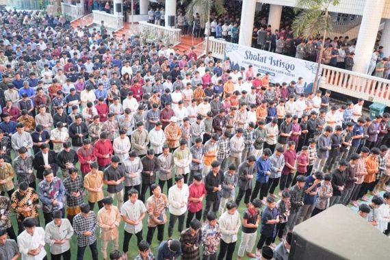 Jatim Dilanda Kemarau, Ribuan Santri Ponpes Wali Barokah Kediri Salat Istisqa - JPNN.COM