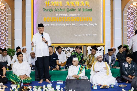 Momen Ganjar Dicurhati Soal UU Pesantren Ketika Hadiri Haul Syekh Abdul Qadir Jailani - JPNN.COM