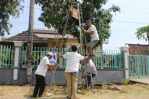 Berikan Bantuan Penerangan Jalan, Santri Ganjar: Ini Bentuk Komitmen Kami - JPNN.COM