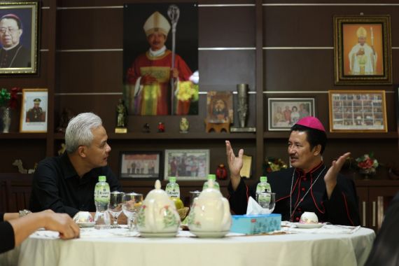 Ganjar dan Uskup Bandar Lampung Mgr Vincensius Bicara Kebinekaan Sembari Menyantap Bubur Ayam - JPNN.COM