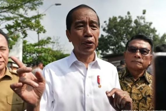 Kunjungi Pasar Sekip Ujung Palembang, Jokowi Temukan Harga Cabai Naik - JPNN.COM