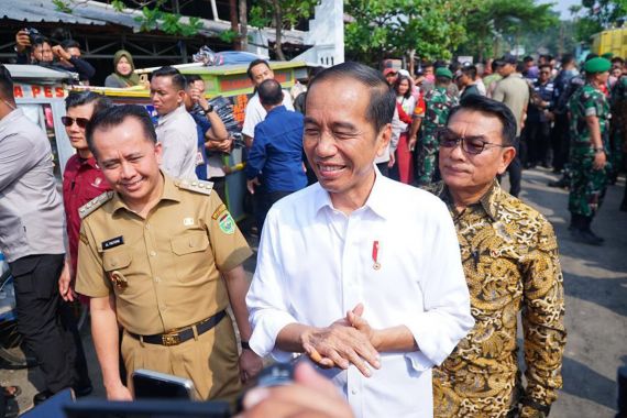 Kunjungi Pasar di Palembang, Jokowi Puji Keberhasilan Pemprov Sumsel Kendalikan Inflasi - JPNN.COM