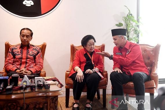 Hasto Ungkap Pertemuan Megawati - Jokowi di Istana, Keluarnya Happy Semua, Klir! - JPNN.COM