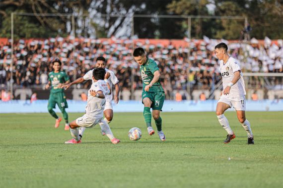 Persik vs Persebaya 4-0, Kontroversi Penalti Batal, Ada Kerusuhan - JPNN.COM