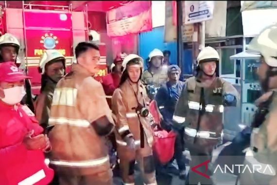 Kebakaran Menghanguskan Rumah di Klender Jakarta Timur, 1 Lansia Meninggal Dunia - JPNN.COM