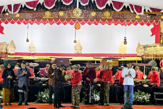 Hadiri Pagelaran Wayang di Dekat Istana, Hasto Ingatkan Bahaya Pemimpin Sombong - JPNN.COM