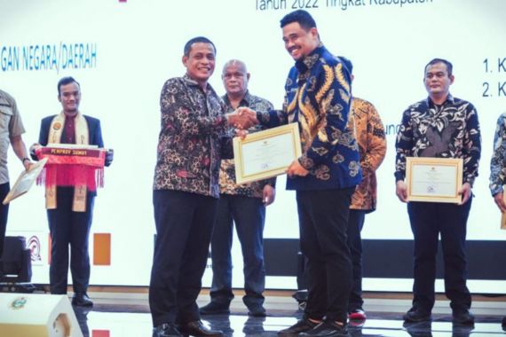 Bobby Nasution Terima Penghargaan dari KPK, Lihat Ekspresinya - JPNN.COM