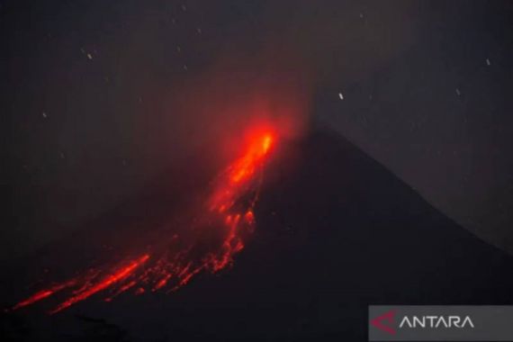 Guguran Lava dari Gunung Merapi Meluncur ke Arah Kali Bebeng - JPNN.COM