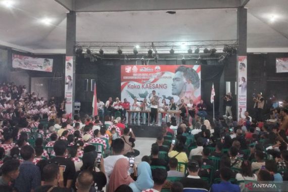 Massa Pendukung Jokowi Membaca Ikrar di Hadapan Kaesang - JPNN.COM