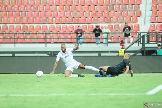 Gustavo Almeida Cetak Gol Penalti, Arema FC Selamat dari Kekalahan - JPNN.COM