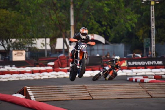 Seri Pamungkas Supermoto Race 2023: Rebut Pole, Tommy Mengungguli 2 Pembalap Eropa - JPNN.COM