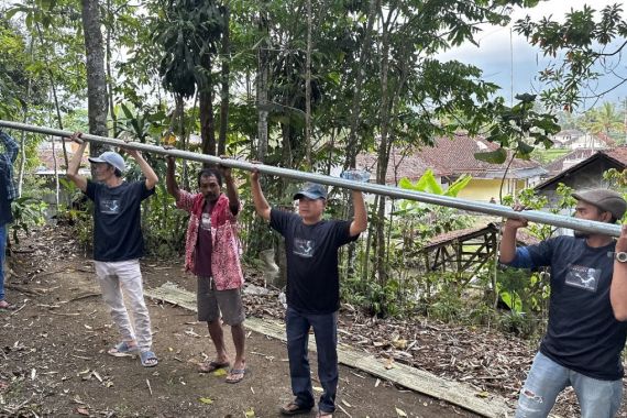 Ganjar Padjajaran Bersama Warga Bergotong Royong Dirikan Penerangan Jalan - JPNN.COM