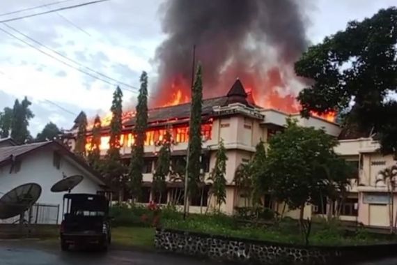 Polisi Usut Penyebab Kebakaran Perkantoran di Sentani Papua - JPNN.COM
