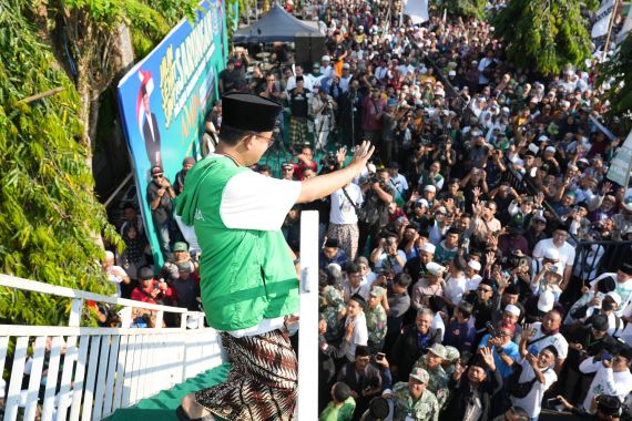 Jalan Sehat Sarungan, Anies Sebut Kelompok Anti-Perubahan Tak Suka Petani Sejahtera - JPNN.COM